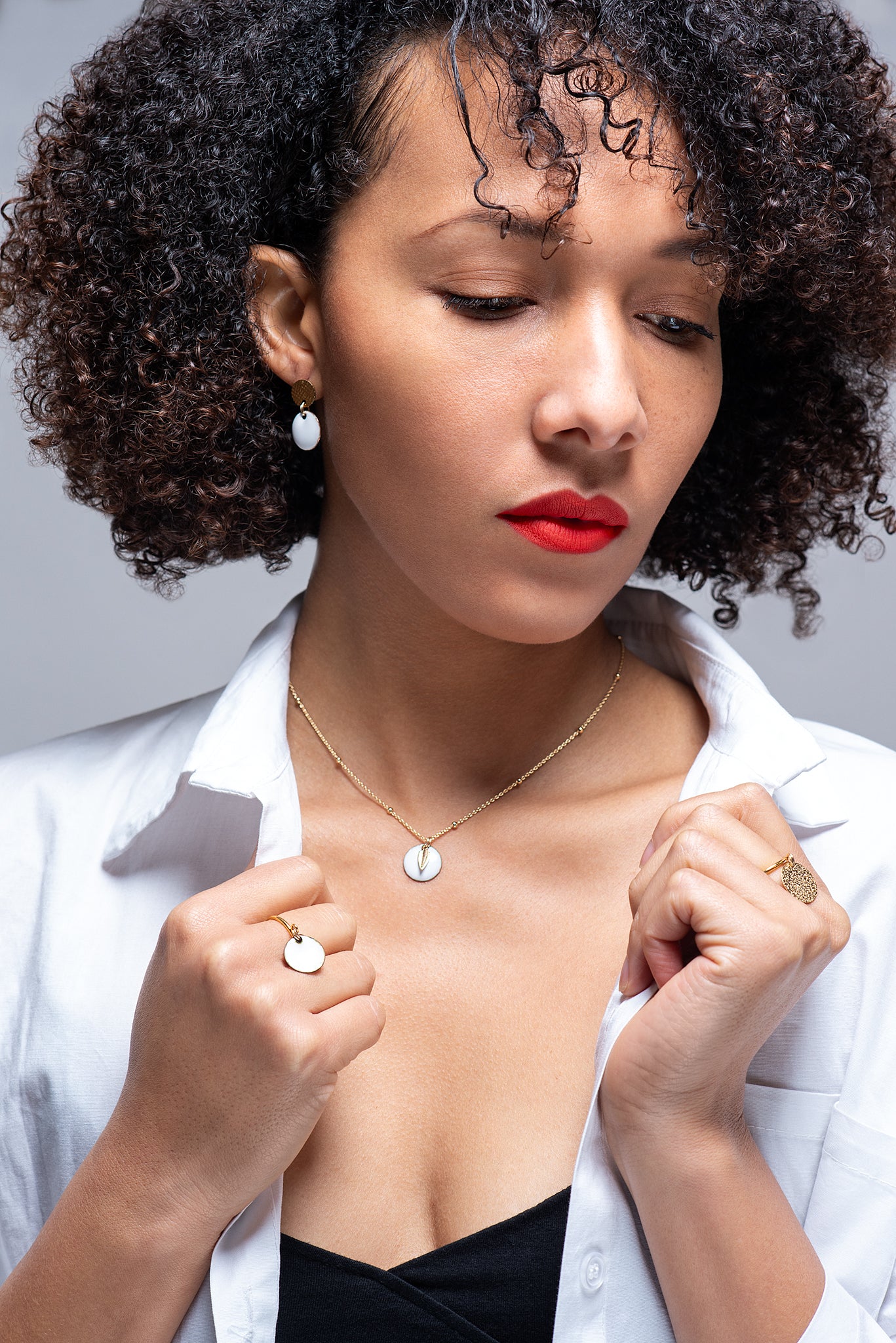 Collier Petite Médaille Ronde en Émail Blanc et Petite Feuille Dorée