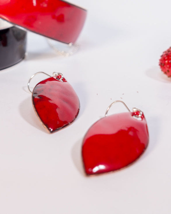 Boucles d’oreilles feuilles rouges – Émaux d’art sur métal