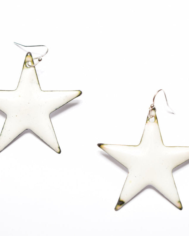 Boucles grandes étoiles blanches – Émaux faits main