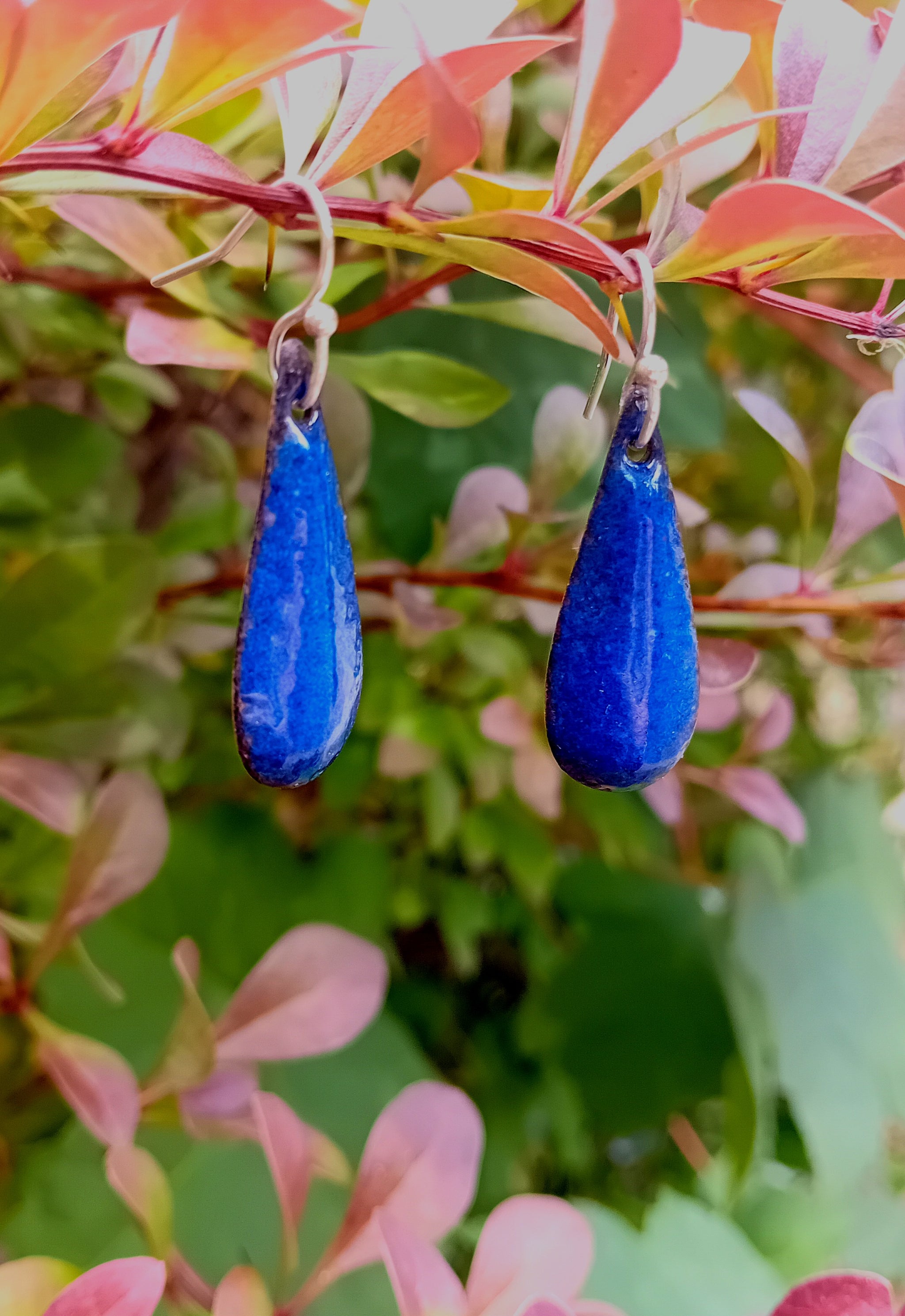 Boucles gouttes allongées bleu roi- émail sur métal- attaches argent