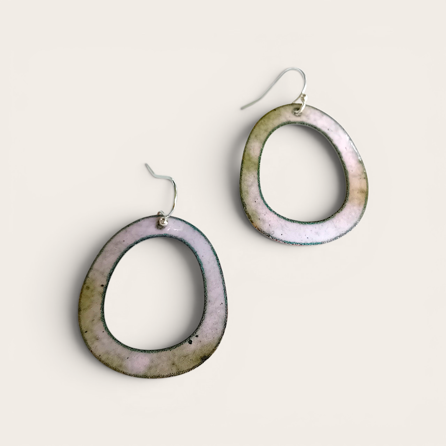 Boucles d'oreilles Halo Blanc en Émail sur Cuivre – Argent 925