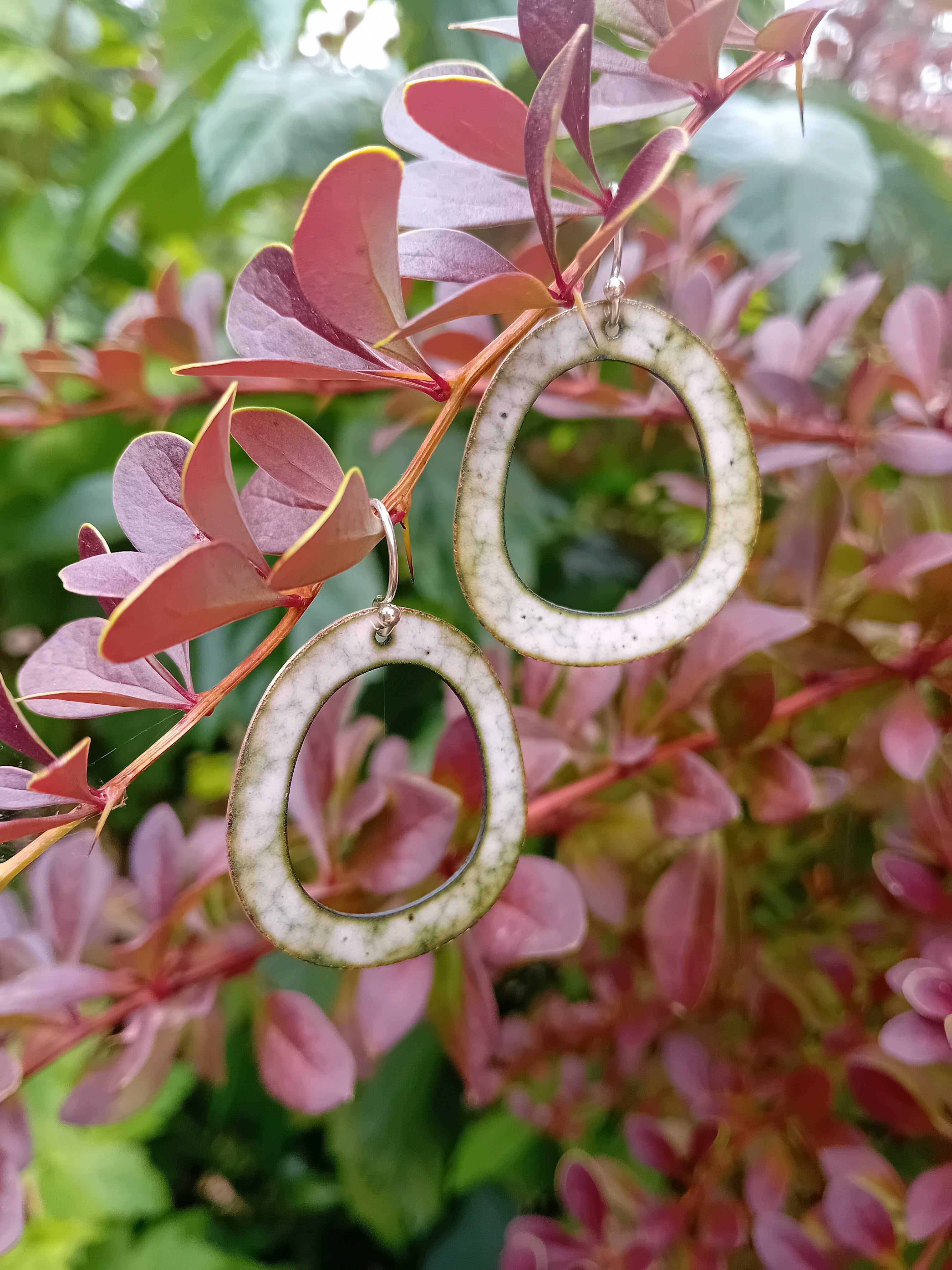 Boucles d'oreilles Halo Blanc en Émail sur Cuivre – Argent 925