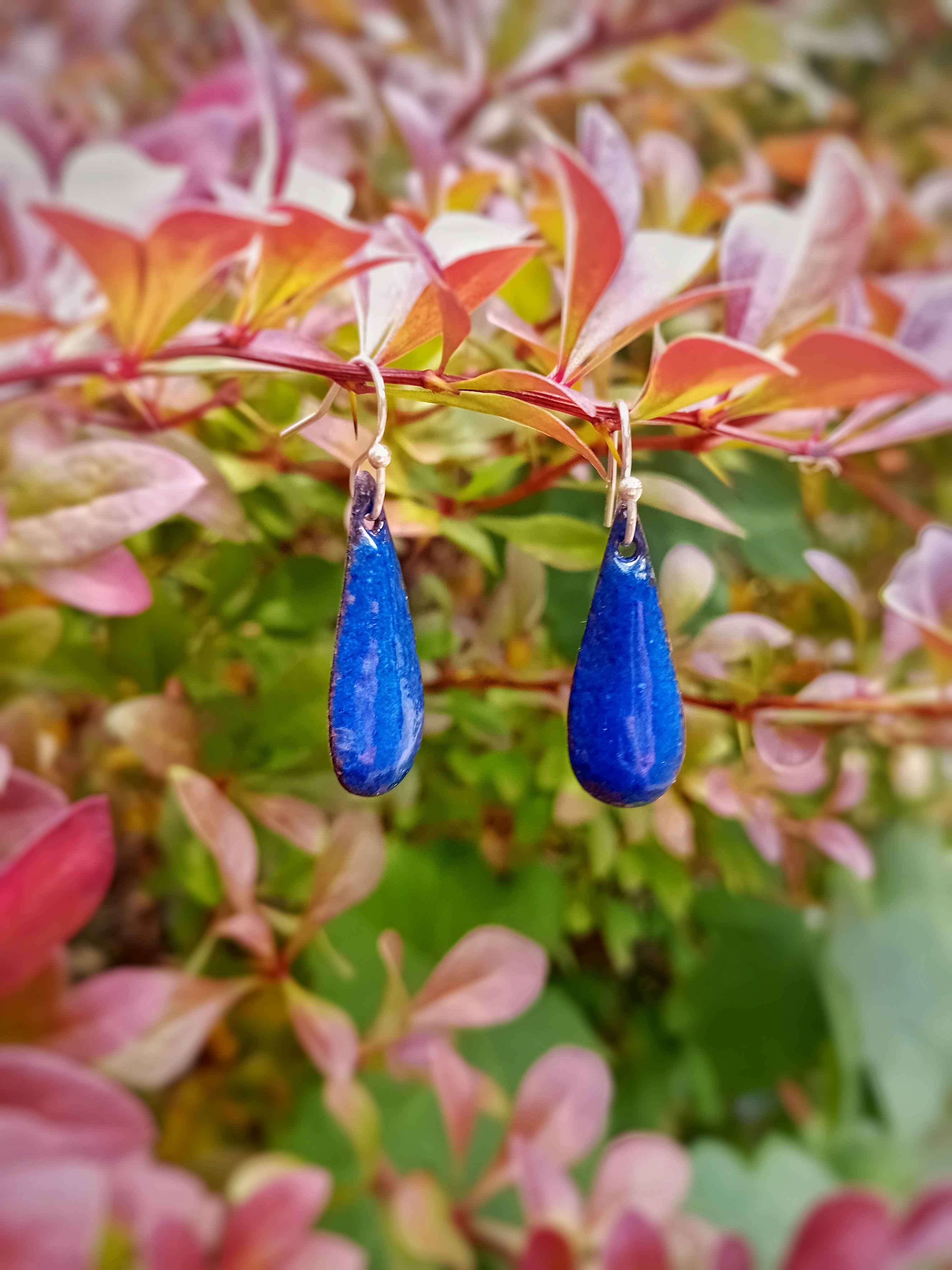 Boucles gouttes allongées bleu roi- émail sur métal- attaches argent