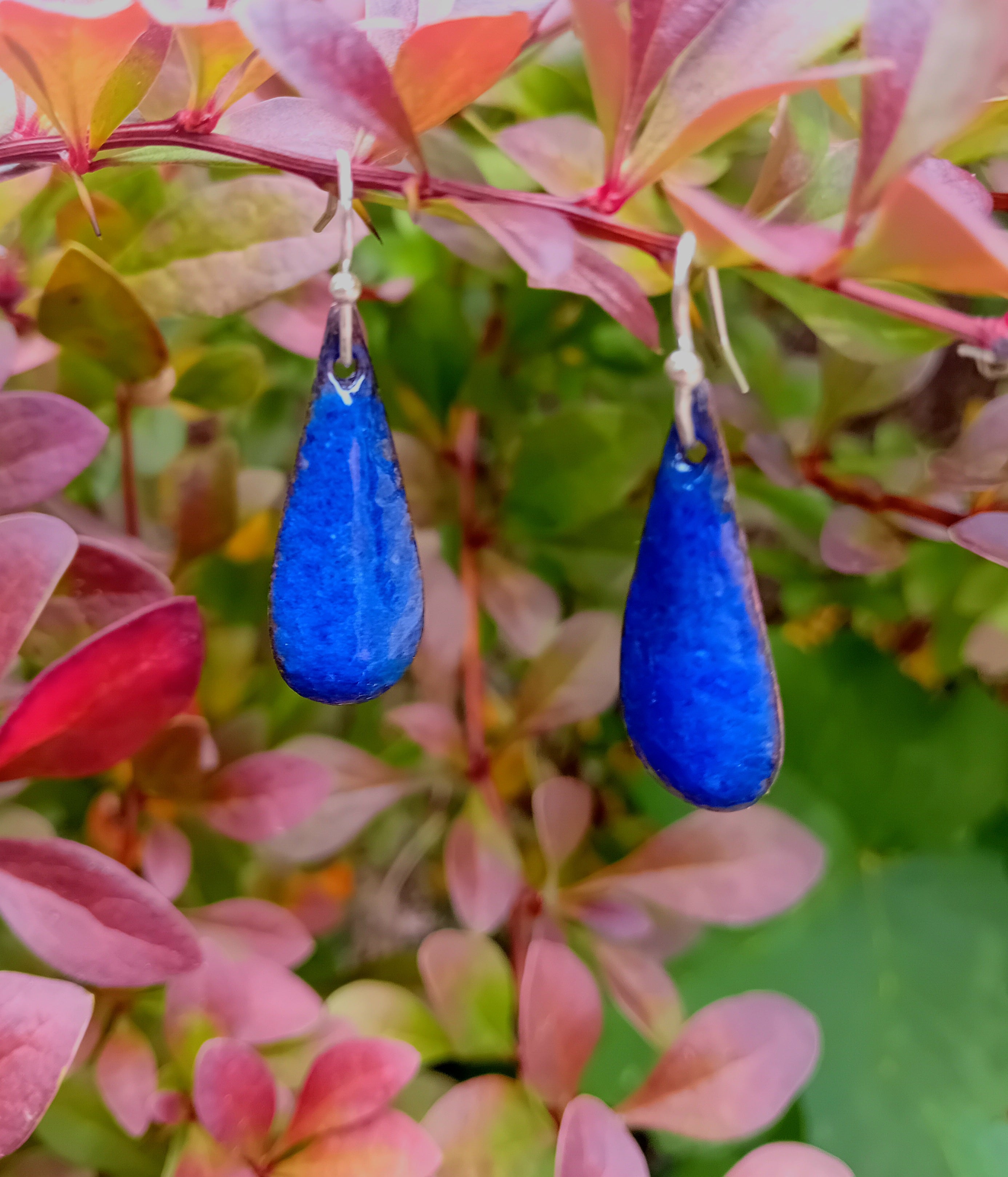 Boucles gouttes allongées bleu roi- émail sur métal- attaches argent