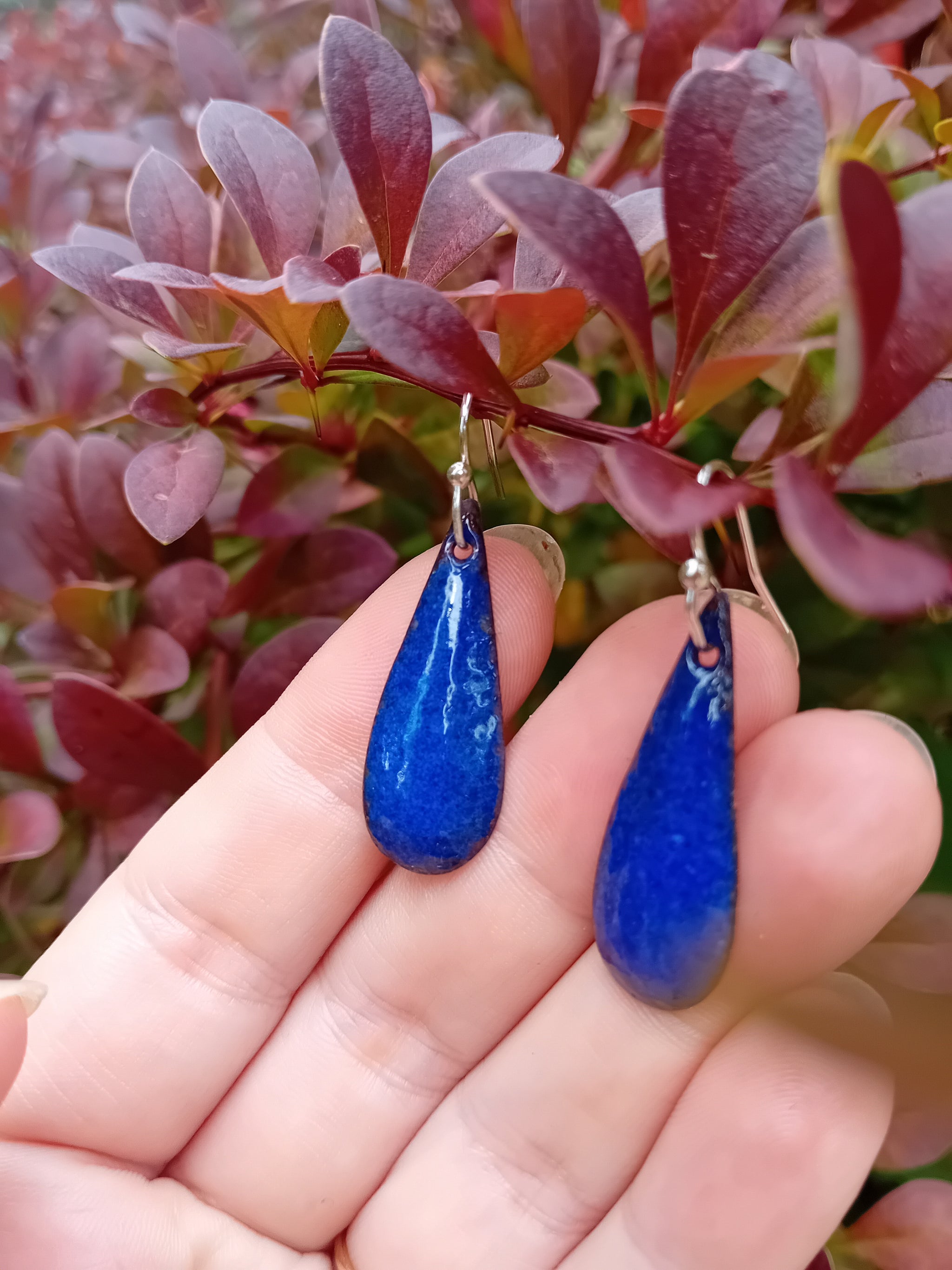 Boucles gouttes allongées bleu roi- émail sur métal- attaches argent