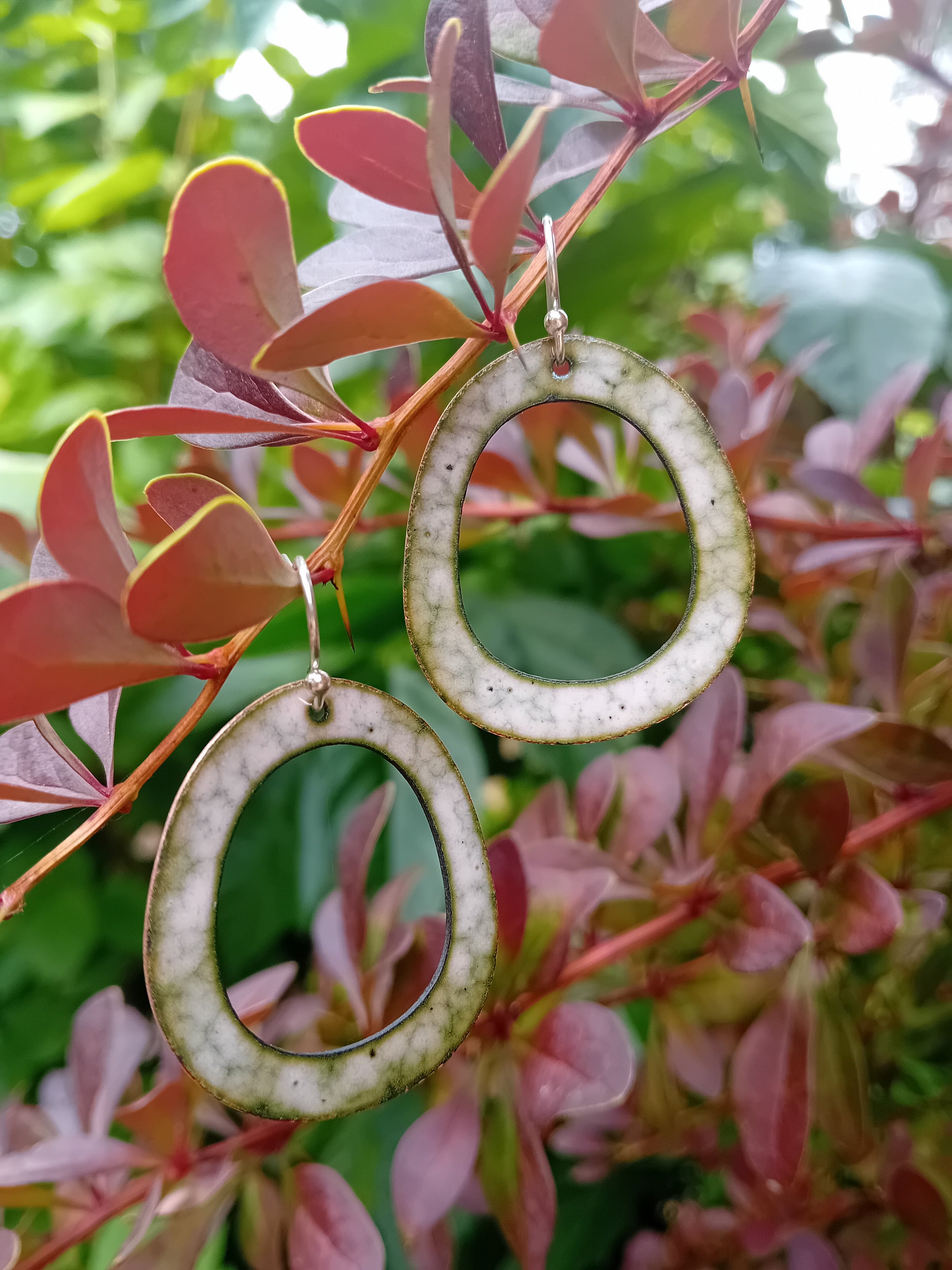 Boucles d'oreilles Halo Blanc en Émail sur Cuivre – Argent 925