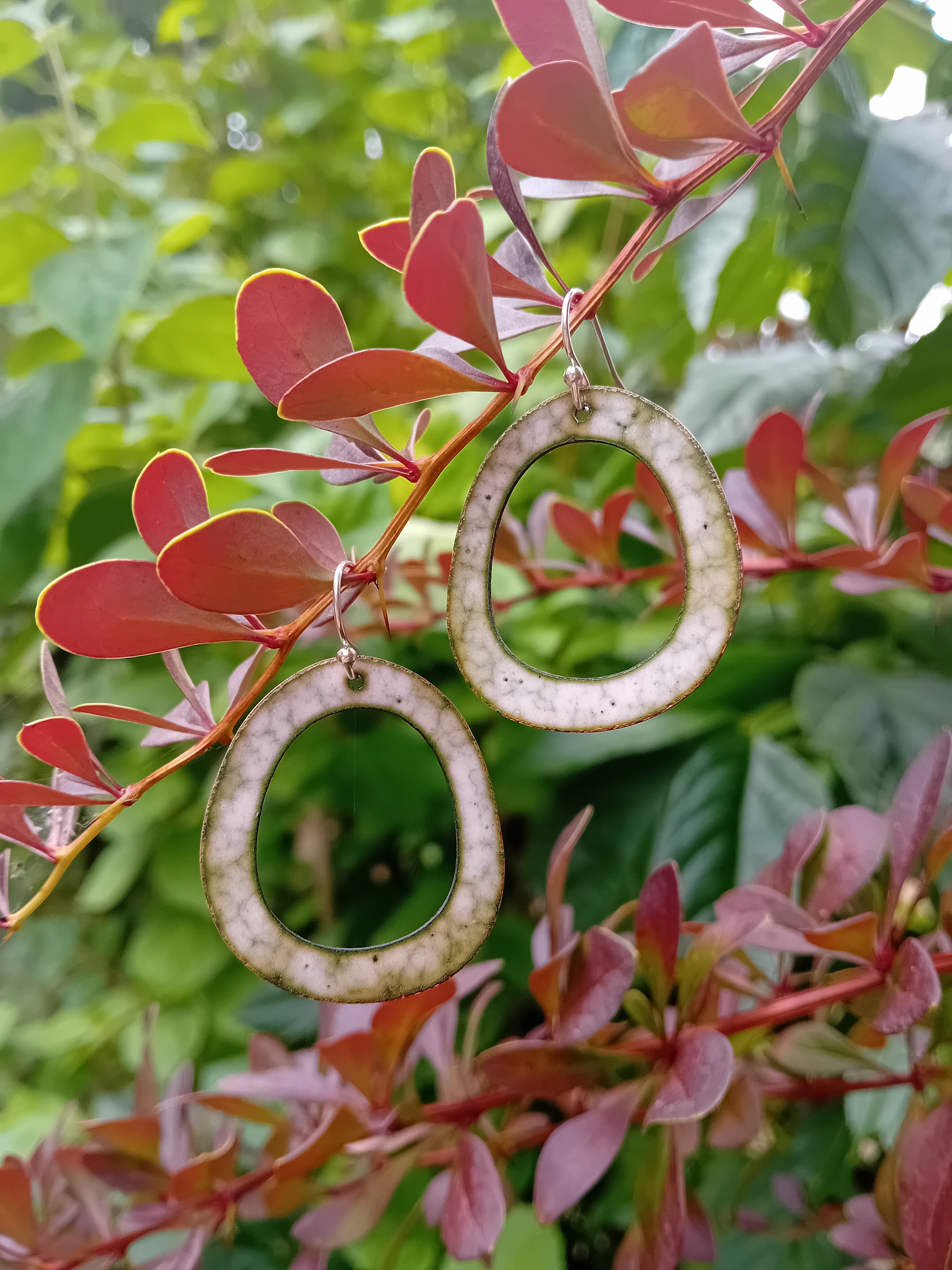 Boucles d'oreilles Halo Blanc en Émail sur Cuivre – Argent 925