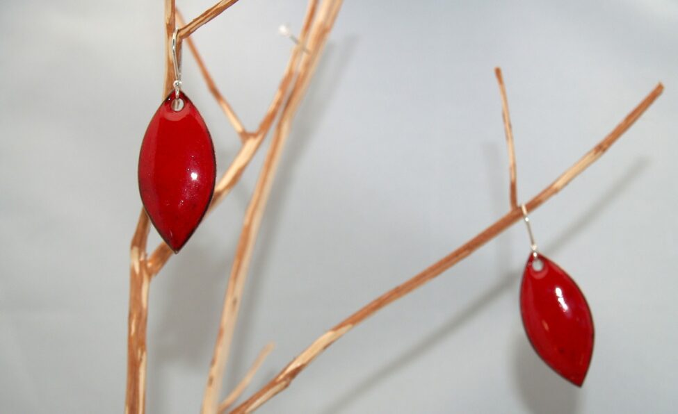 Boucles rouges en émail, formes feuilles très faciles et légères à porter. Pièce unique
