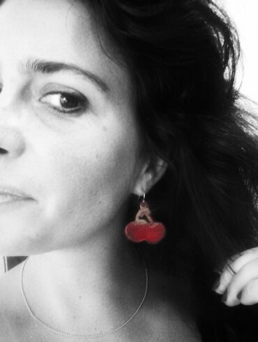 boucles d'oreilles cerises portées