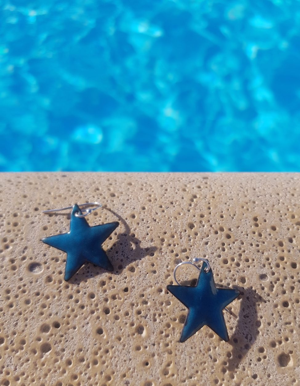 Boucles petites étoile émail. bleu bondi