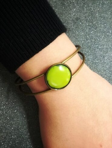 Bracelet émail vert clair monture bronze