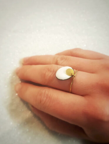 Bague anneau fin pampille blanc et or