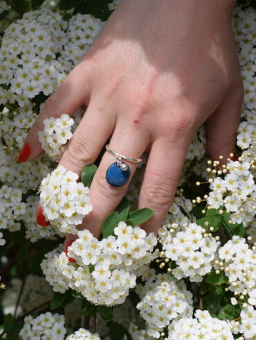Bague pampille perlée bleu bondi et anneau réglable en argent