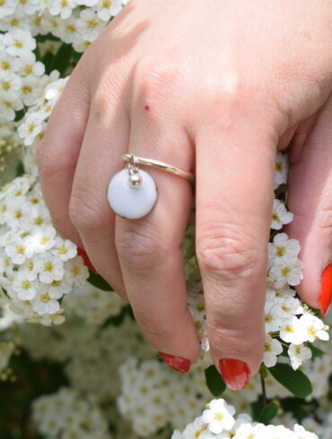 Bague pampille perlée blanche et son anneau ajustable en argent