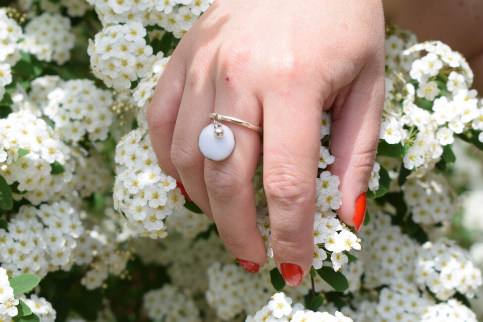Bague pampille perlée blanche et son anneau ajustable en argent