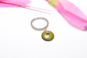 Bague pampille perlée vert olive et monture ajustable en argent