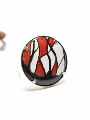 Bague ronde en émail peint à la main au motifs abstrait rouges et noirs sertie sur une monture argent-massif ajustable