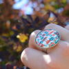 Bague ronde en émail peint aux motifs patchwork et sertie sur monture en argent-massif