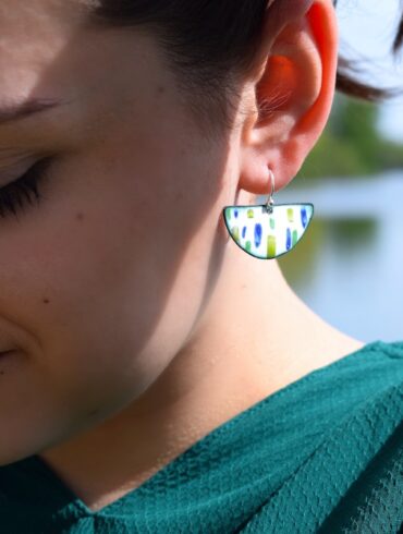 boucles d'oreilles demi-lunes motifs patchworks en émail