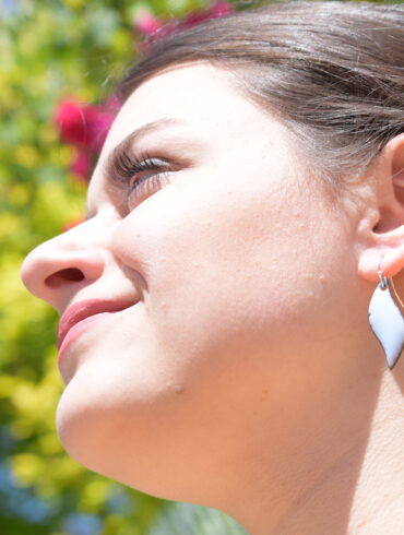 Boucles d'oreilles petites flammes en émail, de couleur bleu-gris