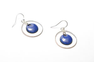 Boucles d'oreilles petits ronds émaillés de couleur bleu indigo et créoles mobiles en argent