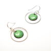 Boucles d'oreilles petit ronds émaillés de couleur vert foncé à créoles mobiles en argent