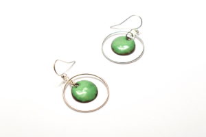 Boucles d'oreilles petit ronds émaillés de couleur vert foncé à créoles mobiles en argent