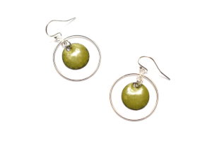 Boucles d'oreilles créoles en argent mobiles et petit rond en émail de couleur vert olive
