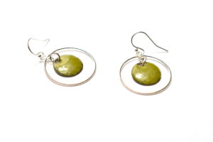 Boucles d'oreilles créoles en argent mobiles et petit rond en émail de couleur vert olive