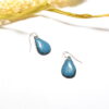 Boucles d'oreilles en émail bleu bondi en forme de petites gouttes d'eau