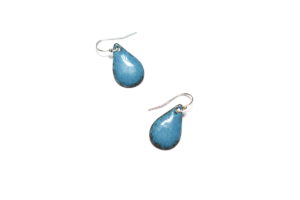 Boucles d'oreilles en émail bleu bondi en forme de petites gouttes d'eau