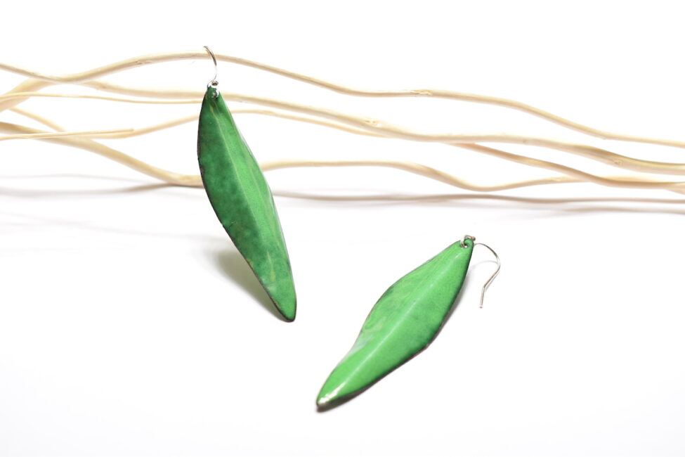 Boucles d'oreilles élégantes feuilles longues vertes