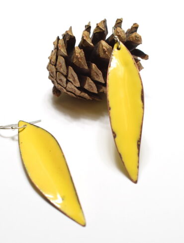 Boucles d'oreilles élégantes longues feuilles jaunes