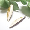 Boucles d'oreilles longues feuilles blanches marbrées