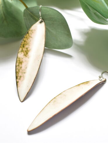 Boucles d'oreilles longues feuilles blanches marbrées