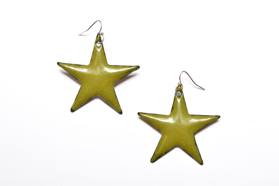 boucles d'oreilles grandes étoiles en émail couleur vert olive