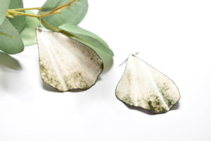 Boucles d'oreilles grandes feuilles ginkgo blanches