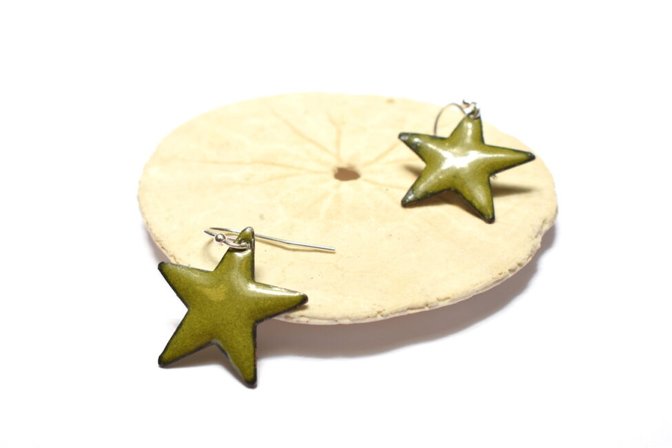 Boucles d'oreilles petites étoiles vert olive en émail