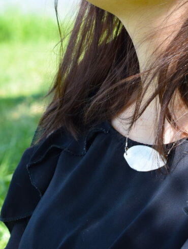 Collier feuille blanche et sa chaîne perlée en argent