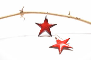 Boucles d'oreilles grandes étoiles rouges cerise en émail