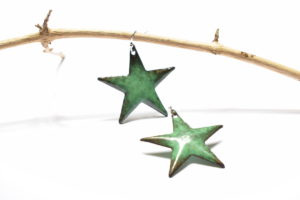 Boucles d'oreilles grandes étoiles vert foncé en émail