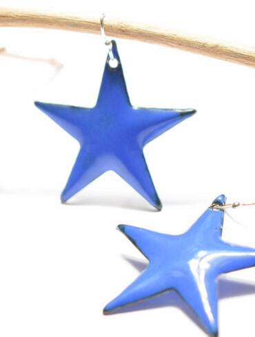 Boucles d'oreilles grandes étoiles bleu marine en émail