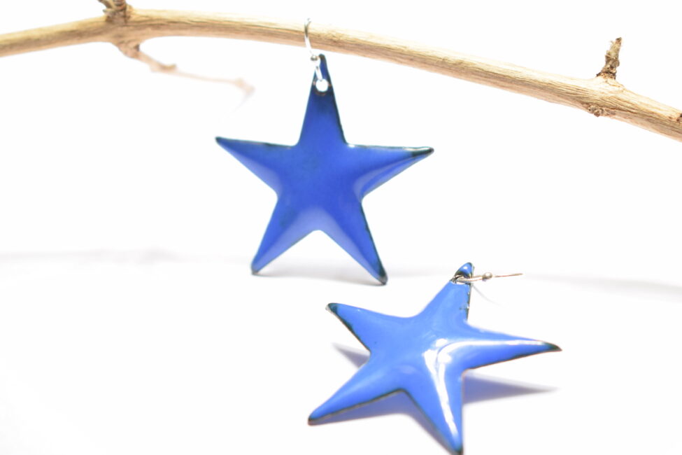 Boucles d'oreilles grandes étoiles bleu marine en émail