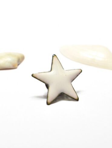 Badge pin's étoilé en émail blanc