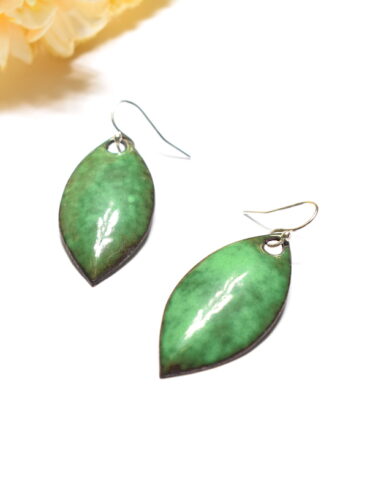 Paire de boucles d'oreilles en forme de feuilles vert foncé en émail