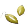 Paire de boucles d'oreilles émaillées, à la forme de feuilles couleur vert olive