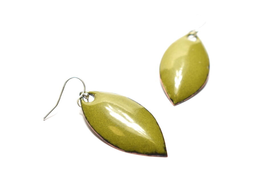 Paire de boucles d'oreilles émaillées, à la forme de feuilles couleur vert olive