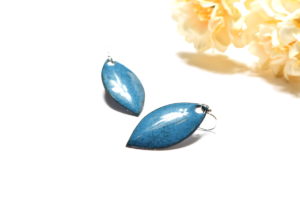 boucles d'oreilles feuilles émaillées de couleur bleu bondi