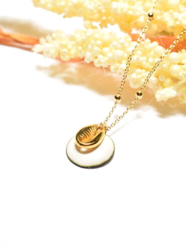 collier-médaille-or-coquillage-mariage-blanc-bijou-unique-fait-main-tarn-et-garonne-artisanat-aufildemaux