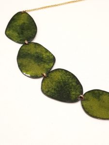 Collier collection lit de rivière vert olive